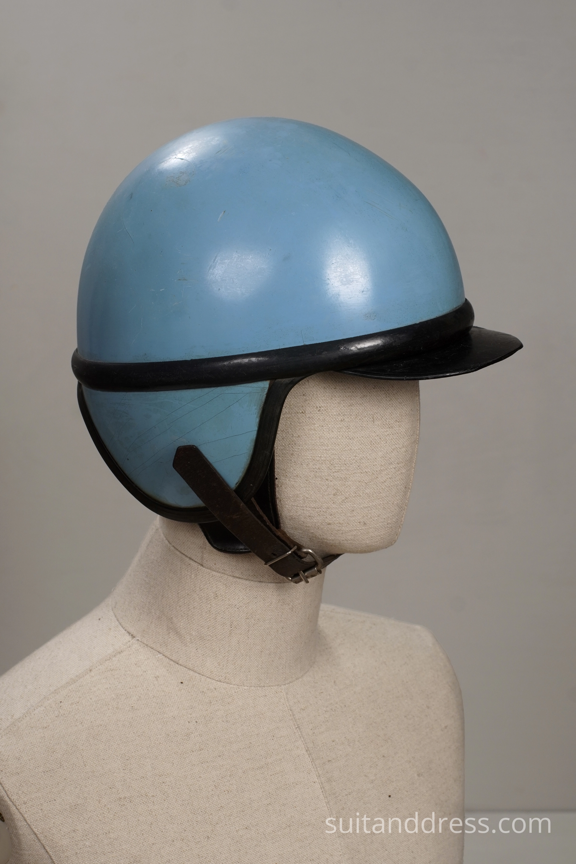 PSRS motobraucēja ķivere vintage motociklists 1960. 1970. gadi padomju mode tērpu noma Rīgā