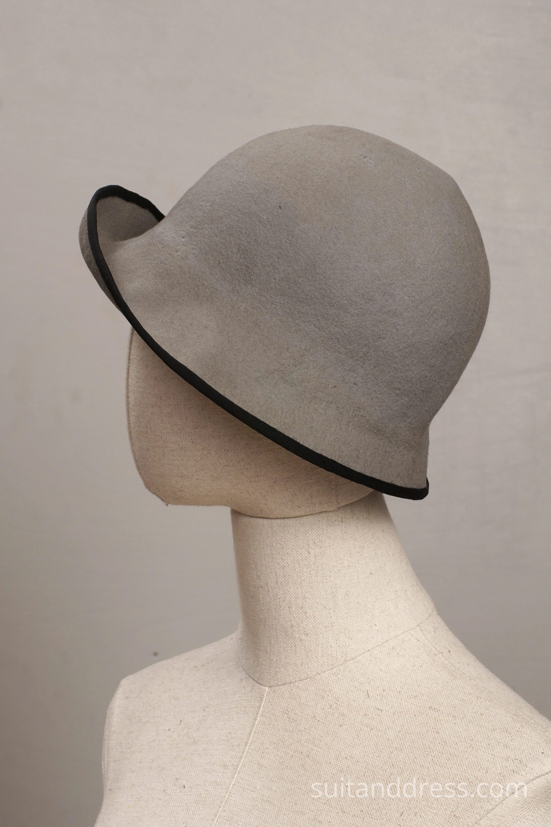 1920s felt cloche hat in light grey