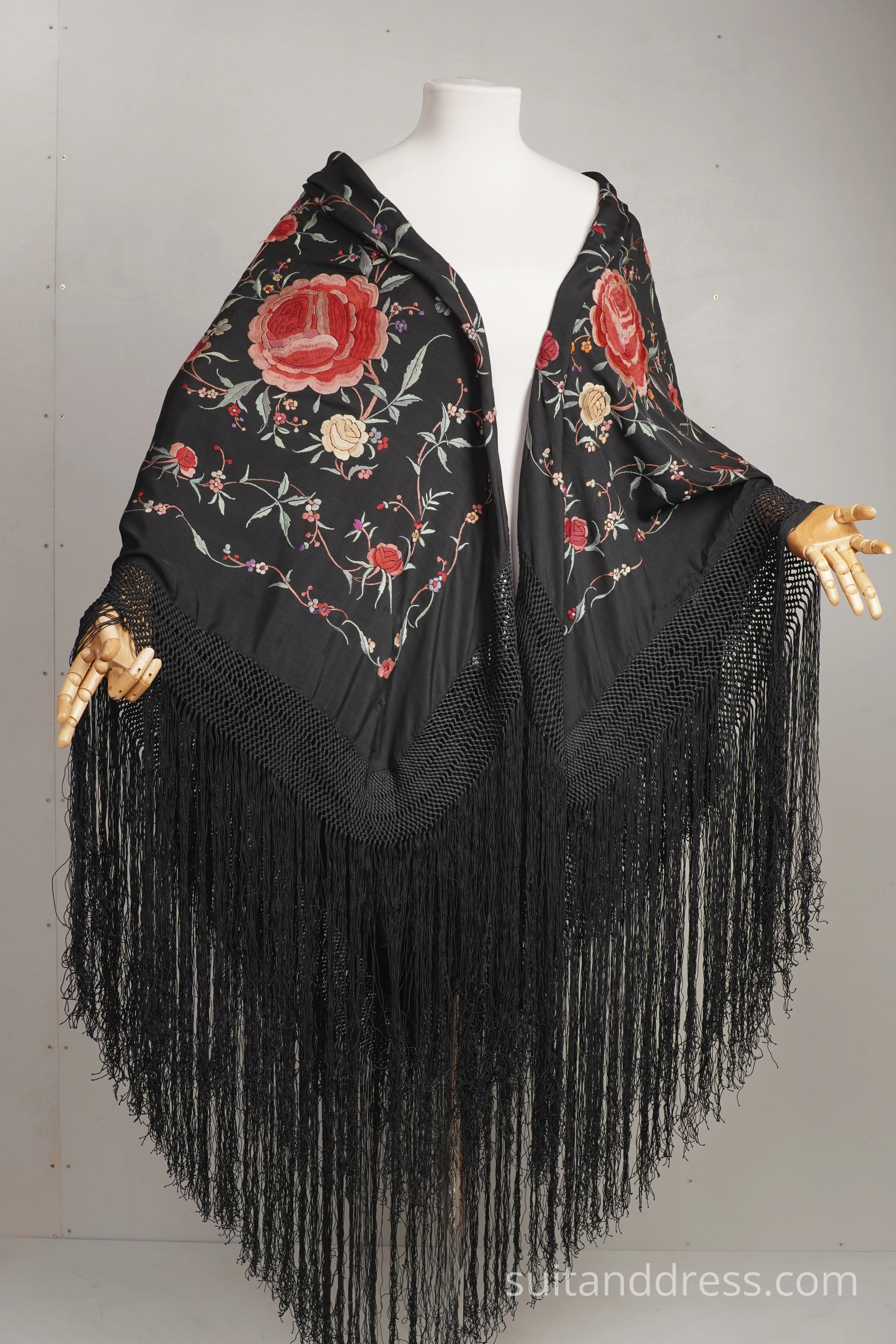 Embroidered Spanish scarf for rent