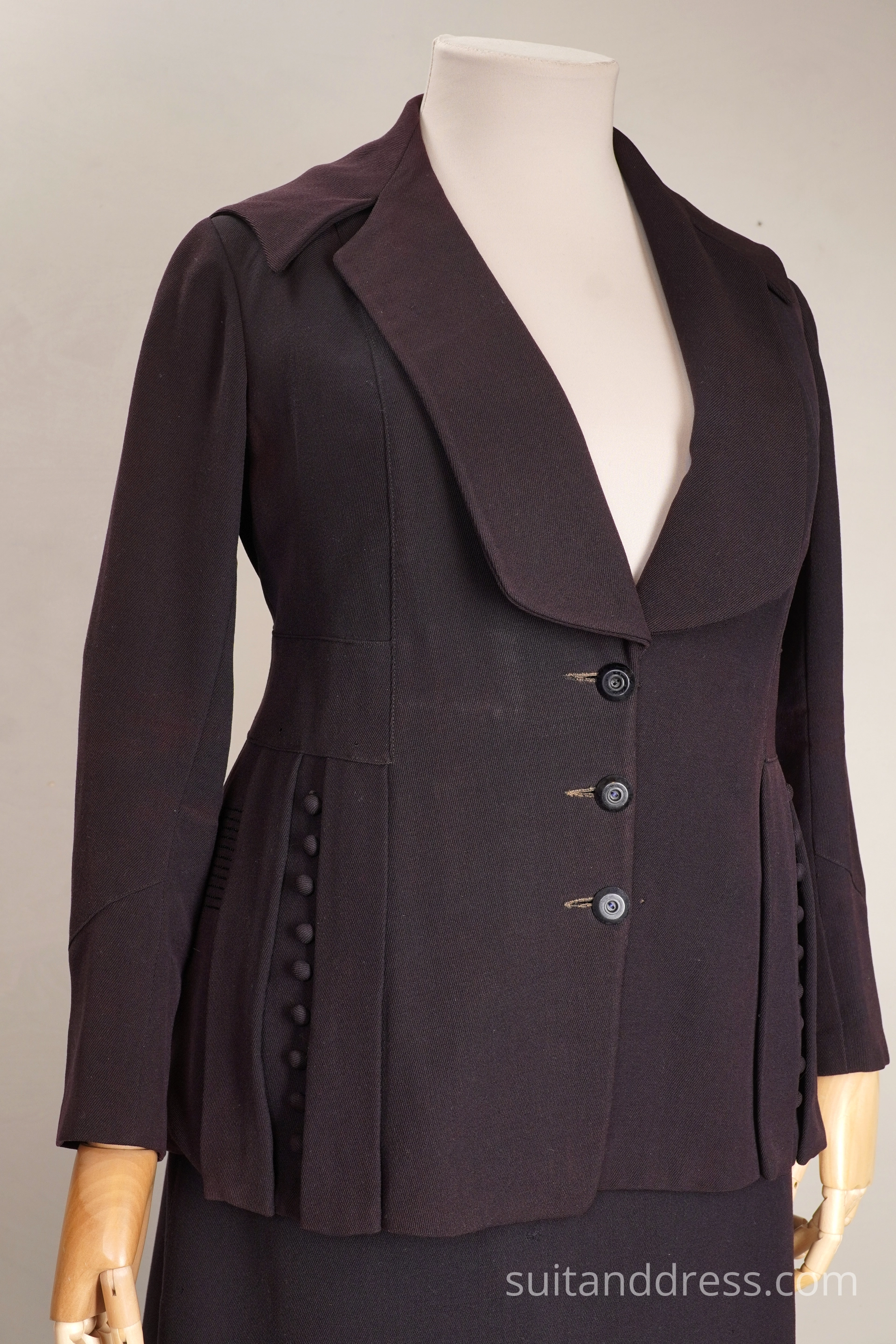 Edwardian walking suit button details 1910s style