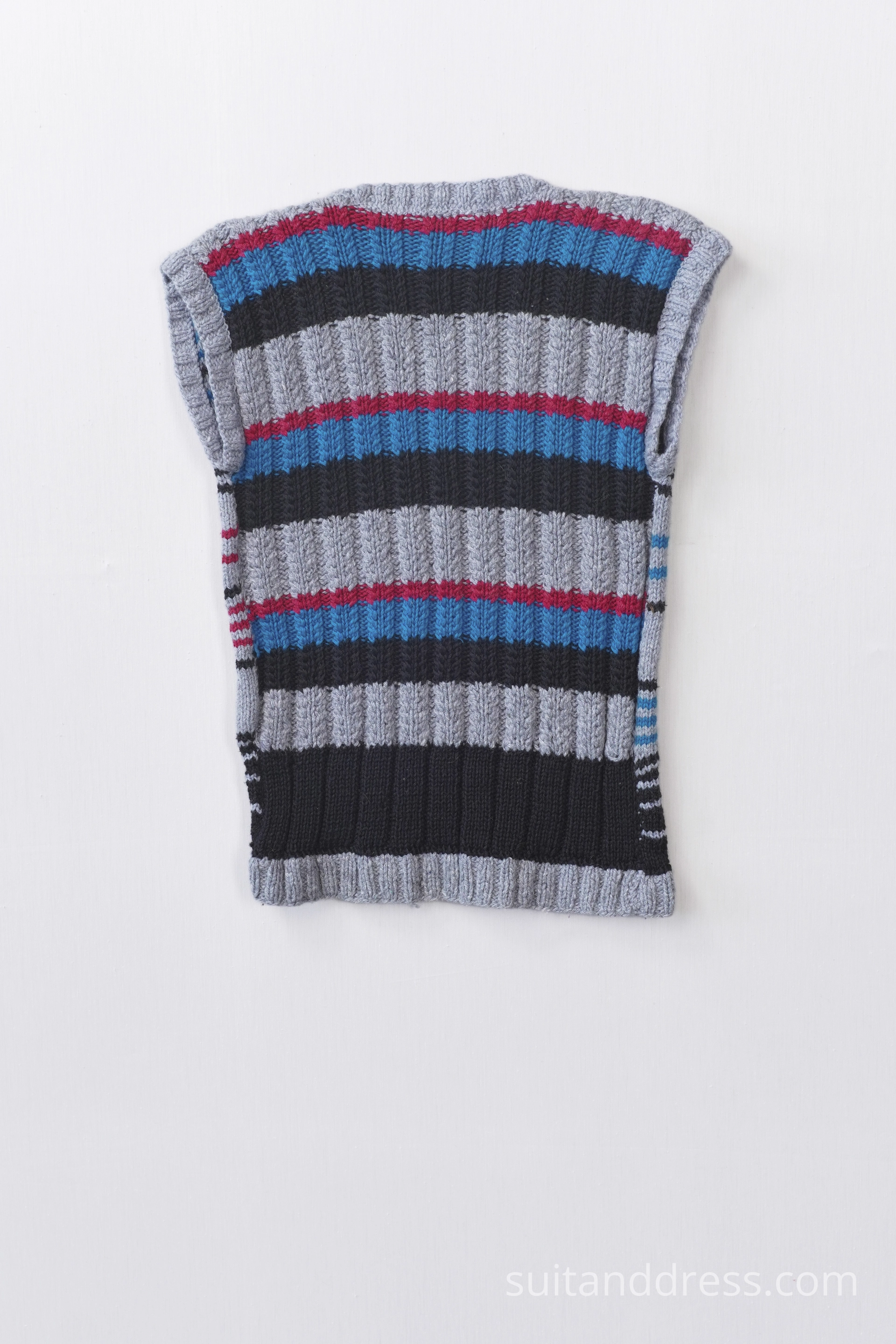1980. gadu veste ar Donaldu Daku adījumi ar Donaldiņu PSRS bērni padomju stils vintage tērpu apbģērbu noma Rīgā