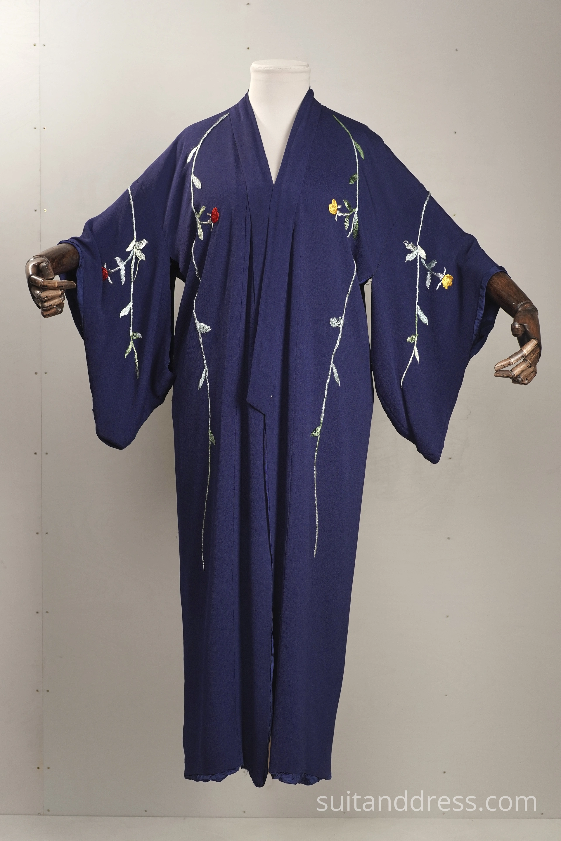 vintage japānu zīda kimono ar izšuvumiem