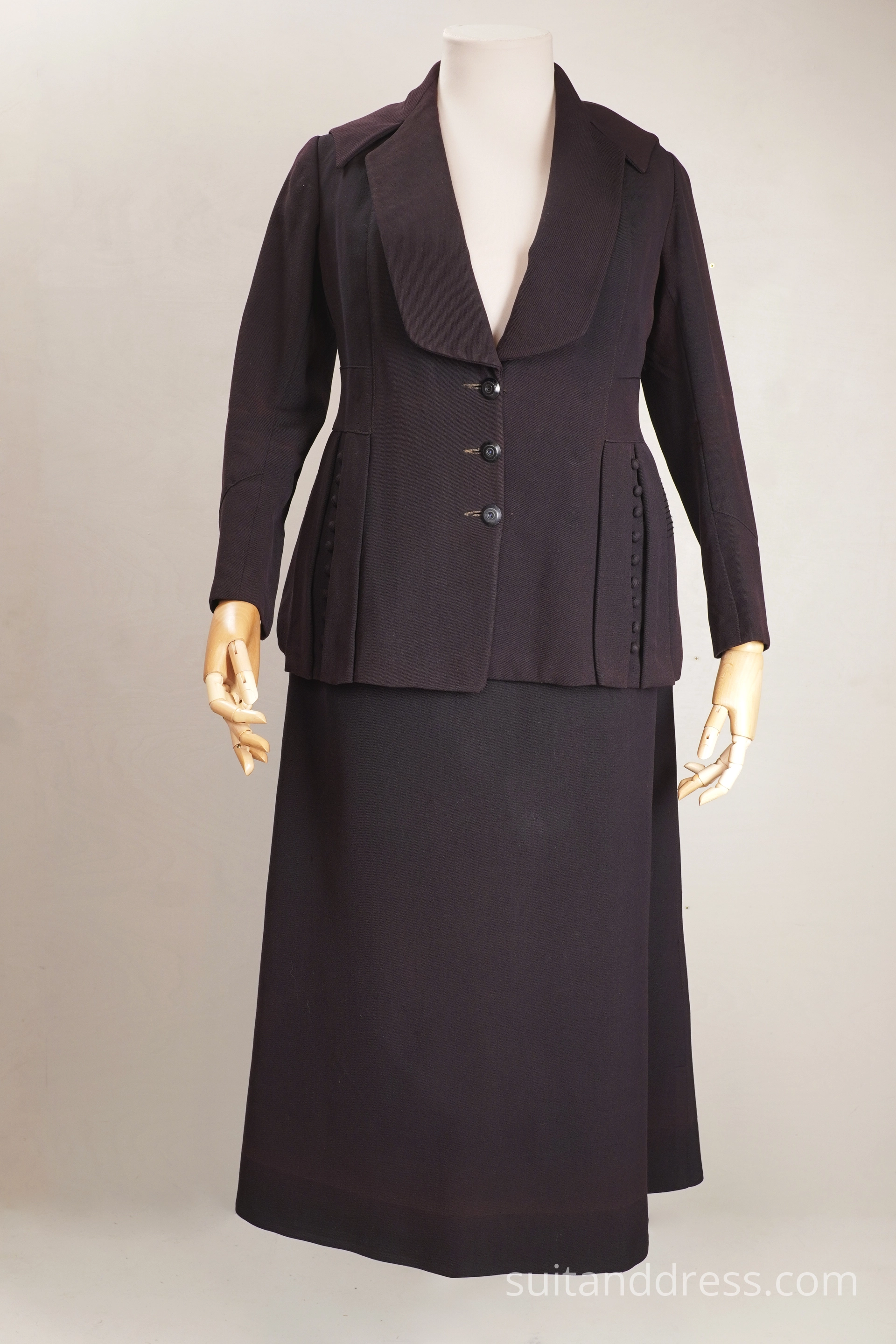 Edwardian walking suit button details 1910s style