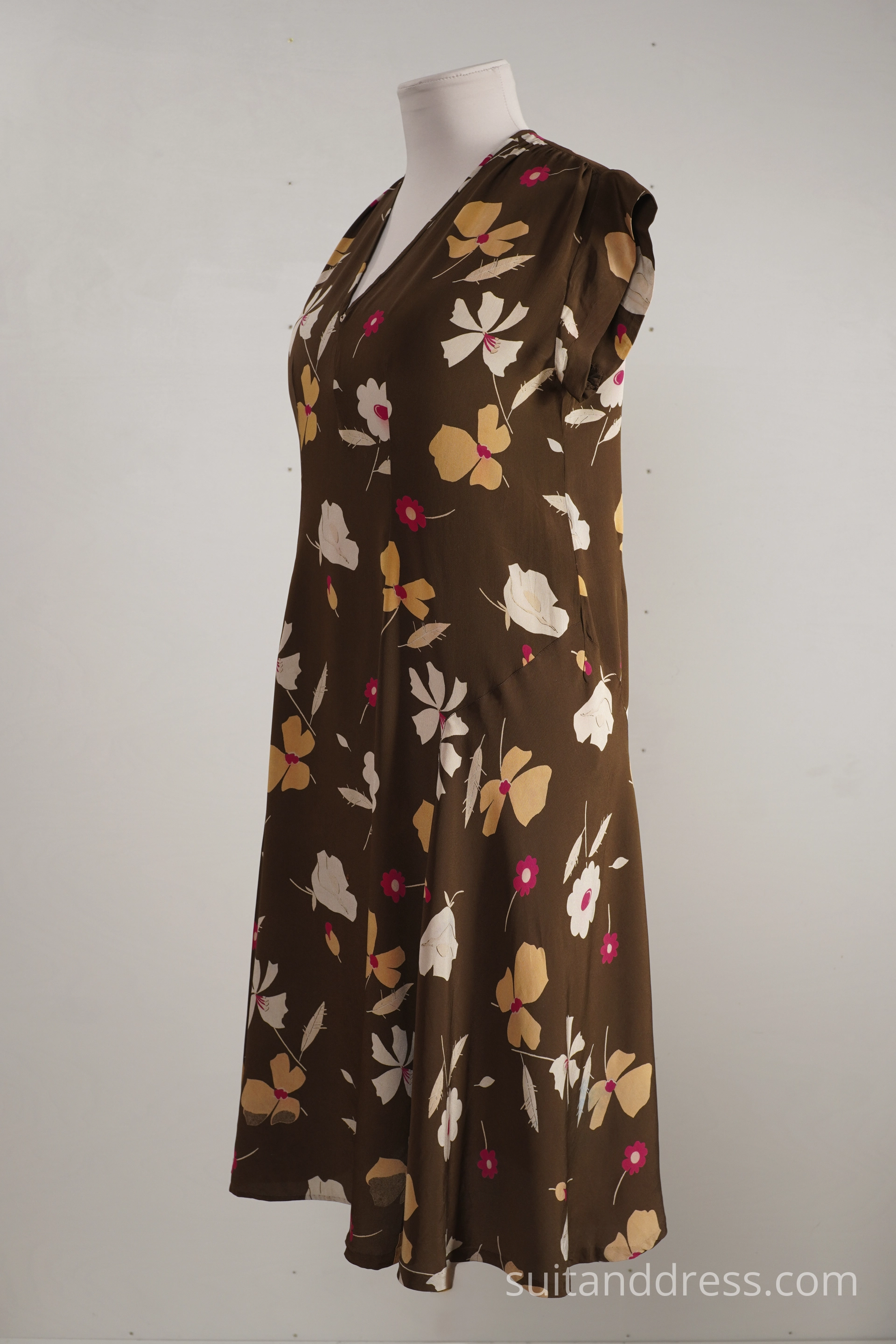 1930s vintage dress in floral print brown silk