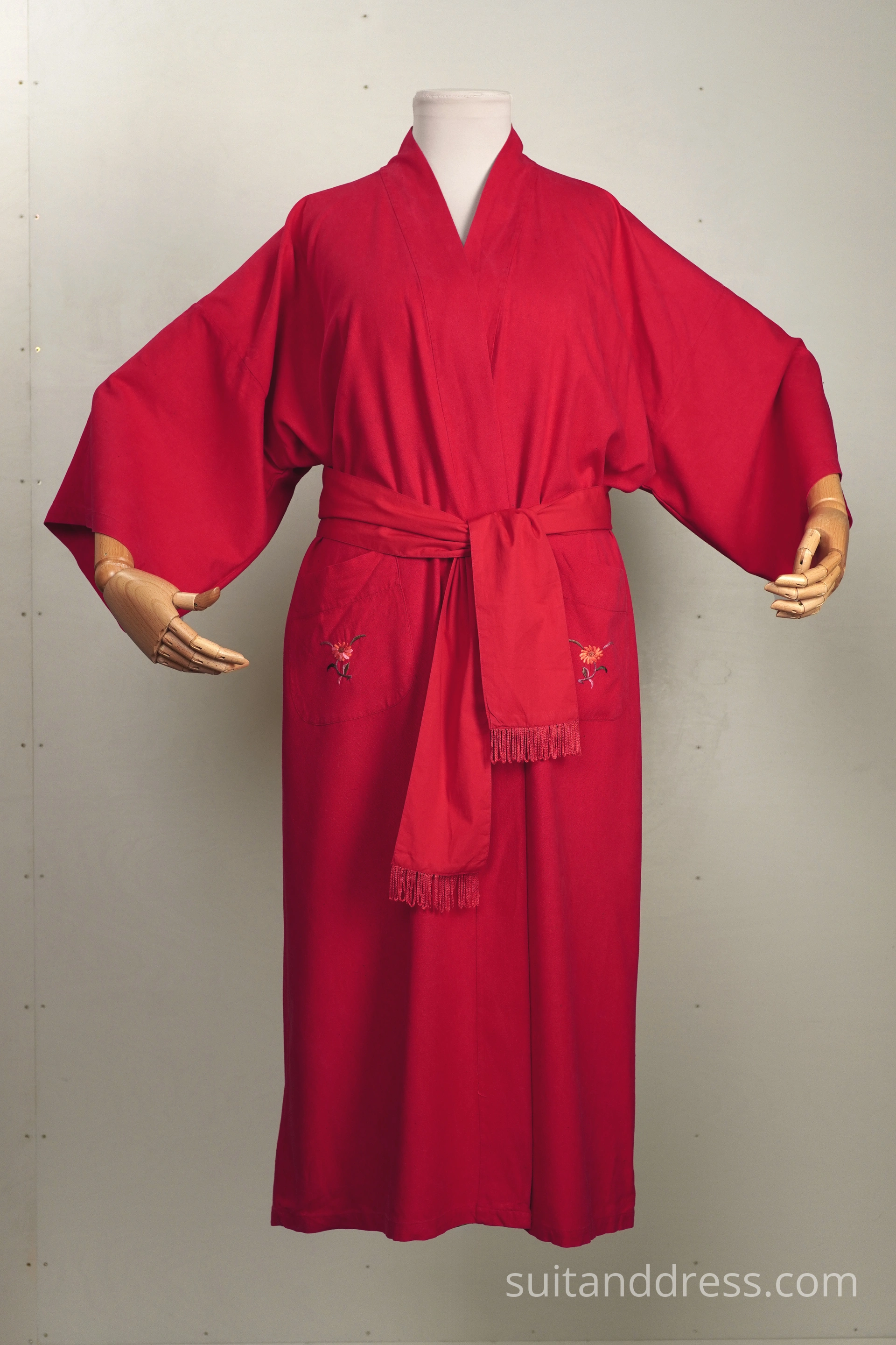 Vintage sarkans zīda halāts ar ziedu izšuvumiem kostīmu noma
