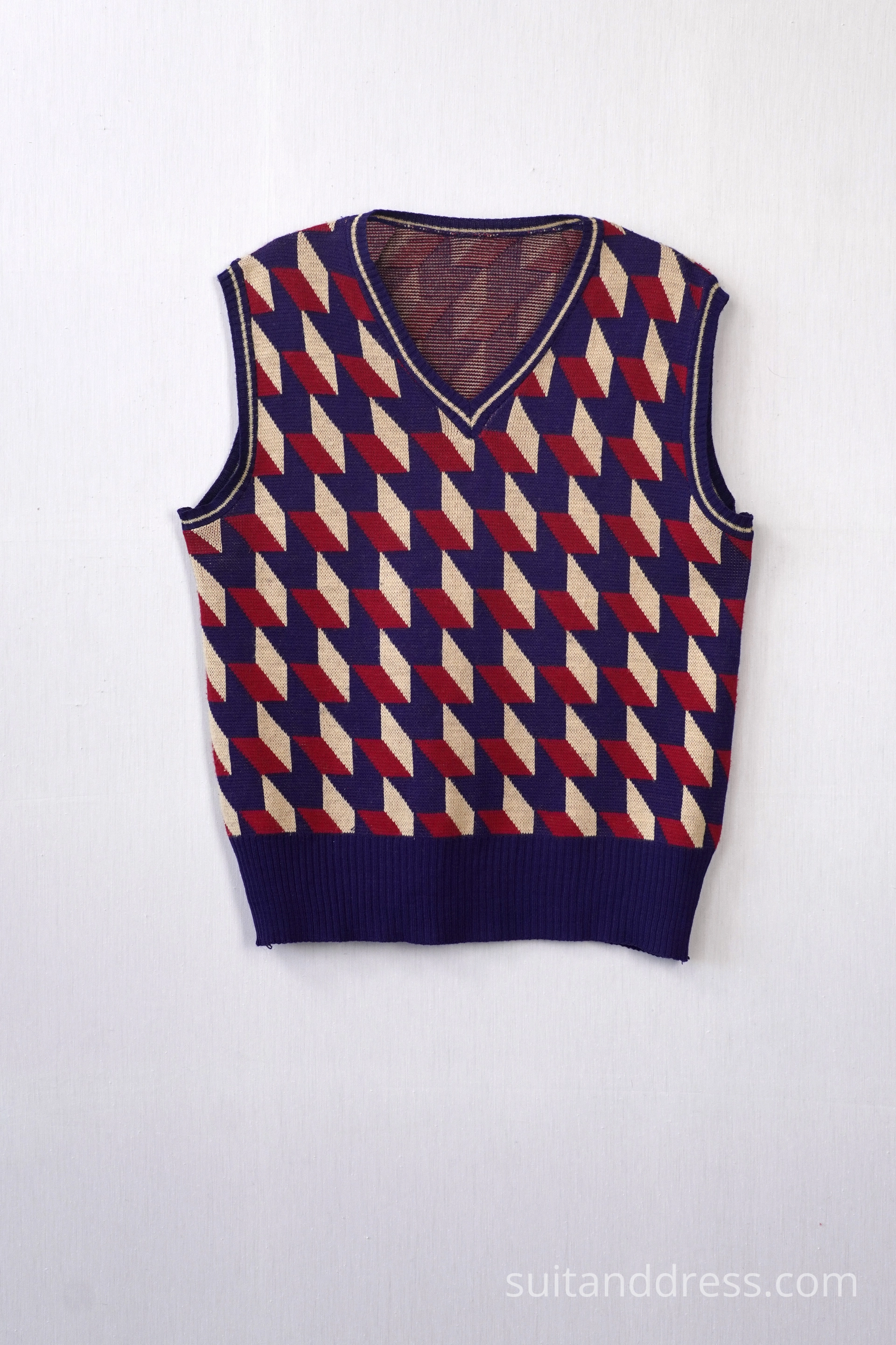 1970. gadu adīta veste ar ģeometrisku rakstu vintage retro kostīmu tērpu noma 70to mode