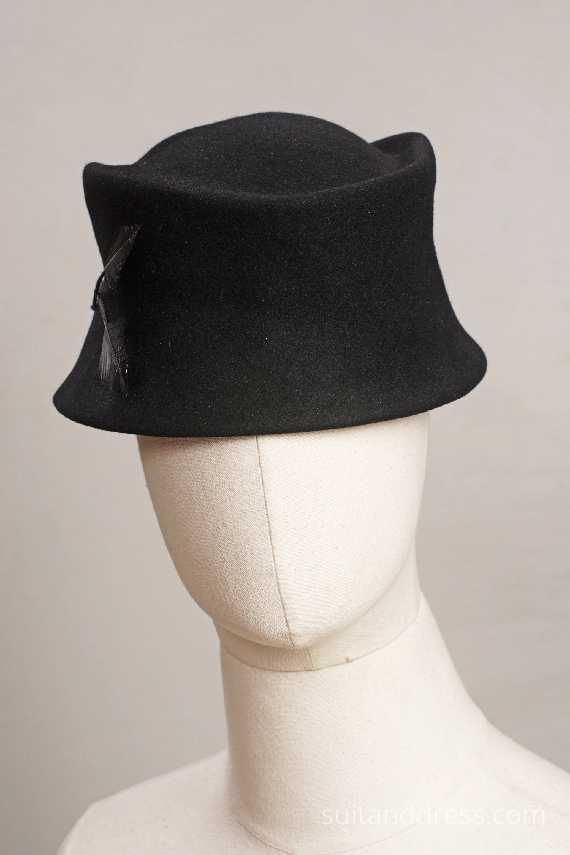 vintage 1960s felt hat with feathers