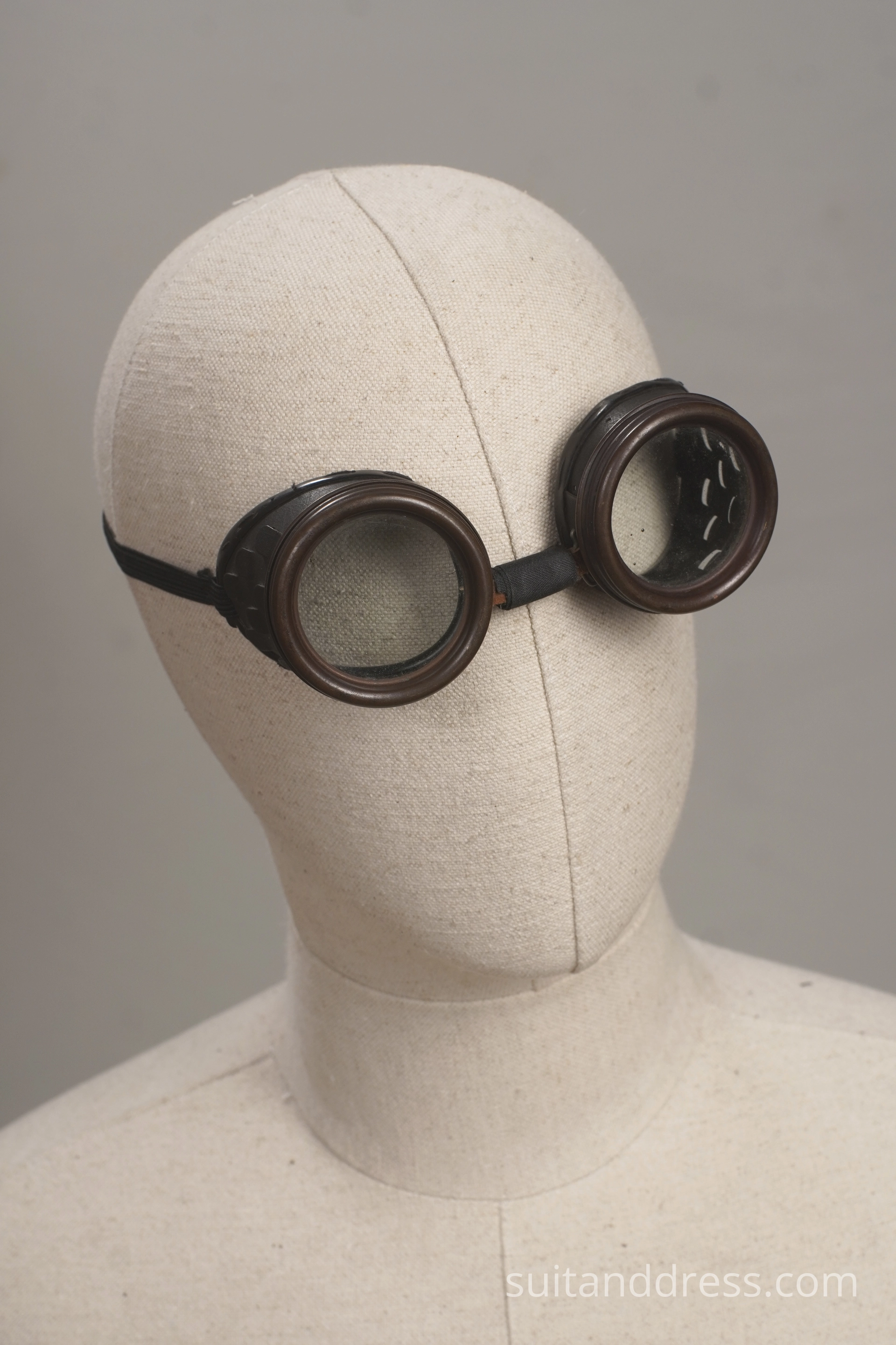 1940. gadu vinateg moto brilles tērpu noma retro stilā Rīgā