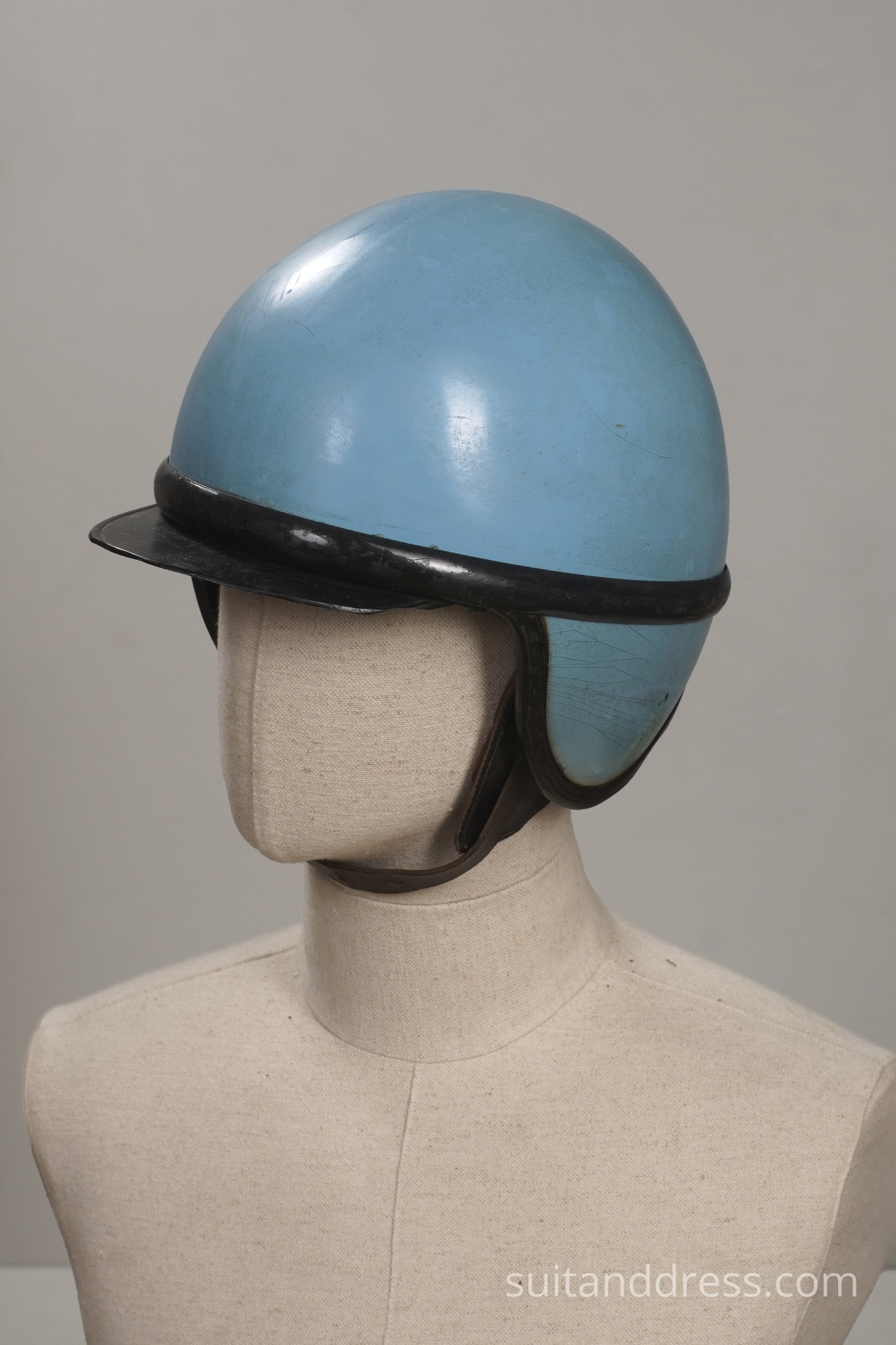 PSRS motobraucēja ķivere vintage motociklists 1960. 1970. gadi padomju mode tērpu noma Rīgā