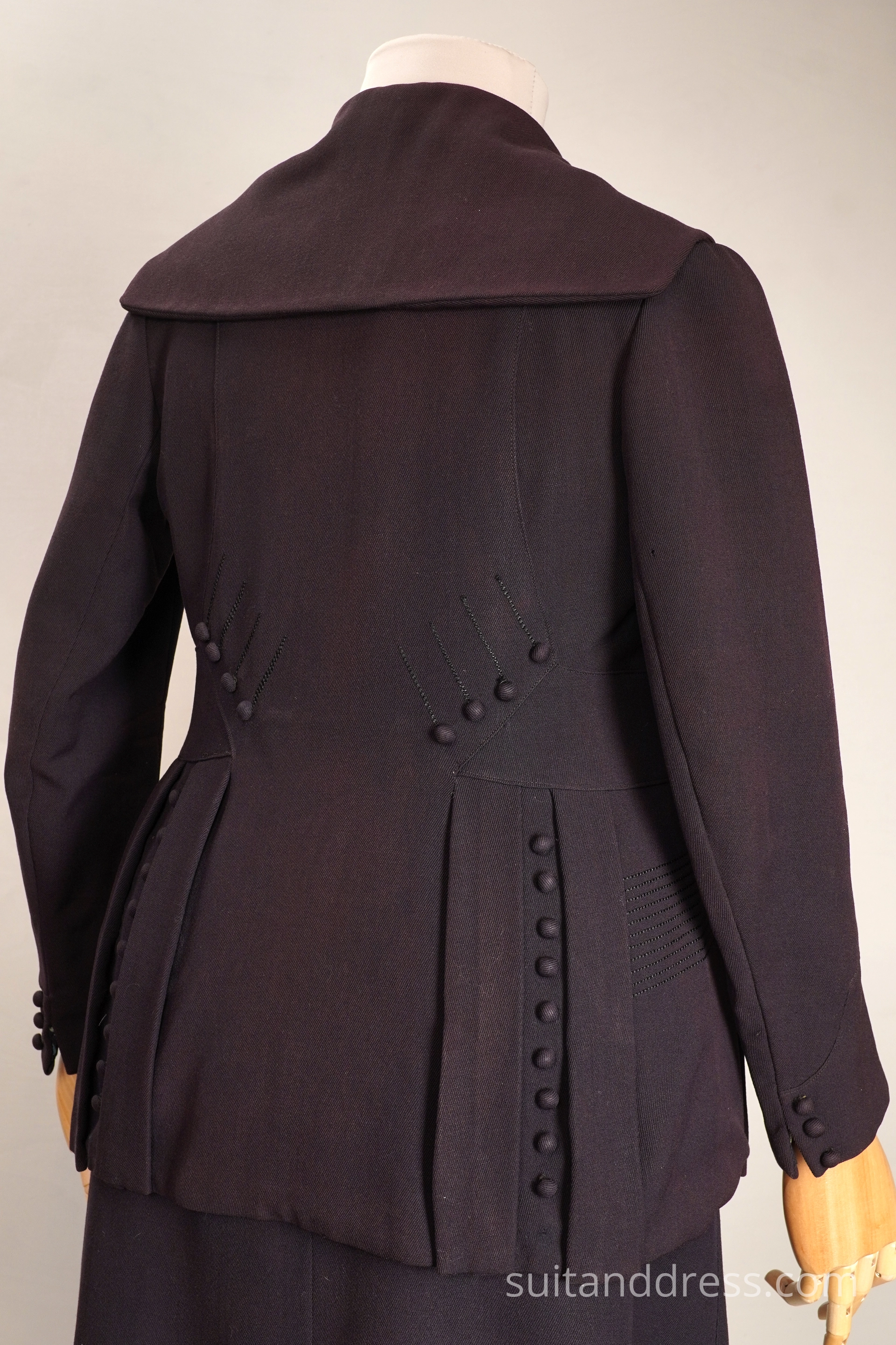 Edwardian walking suit button details 1910s style