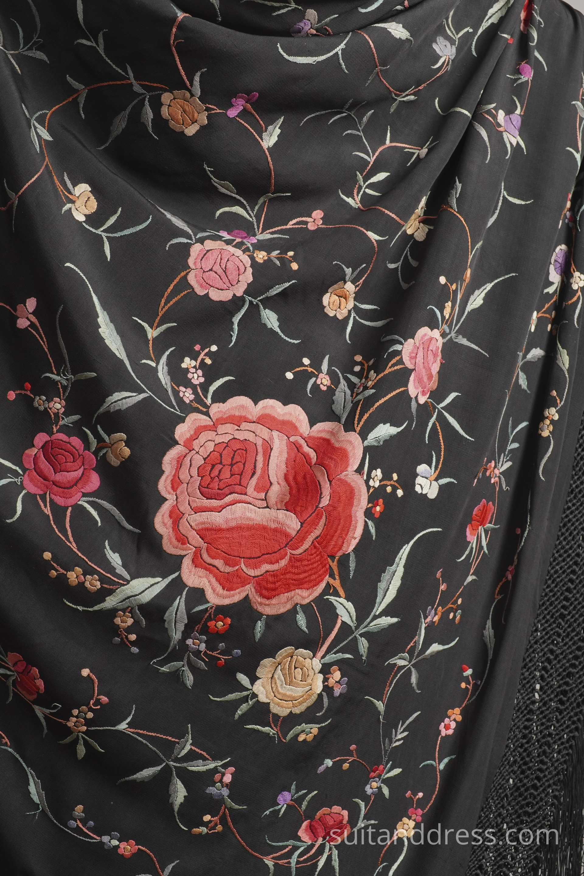 Embroidered Spanish scarf for rent