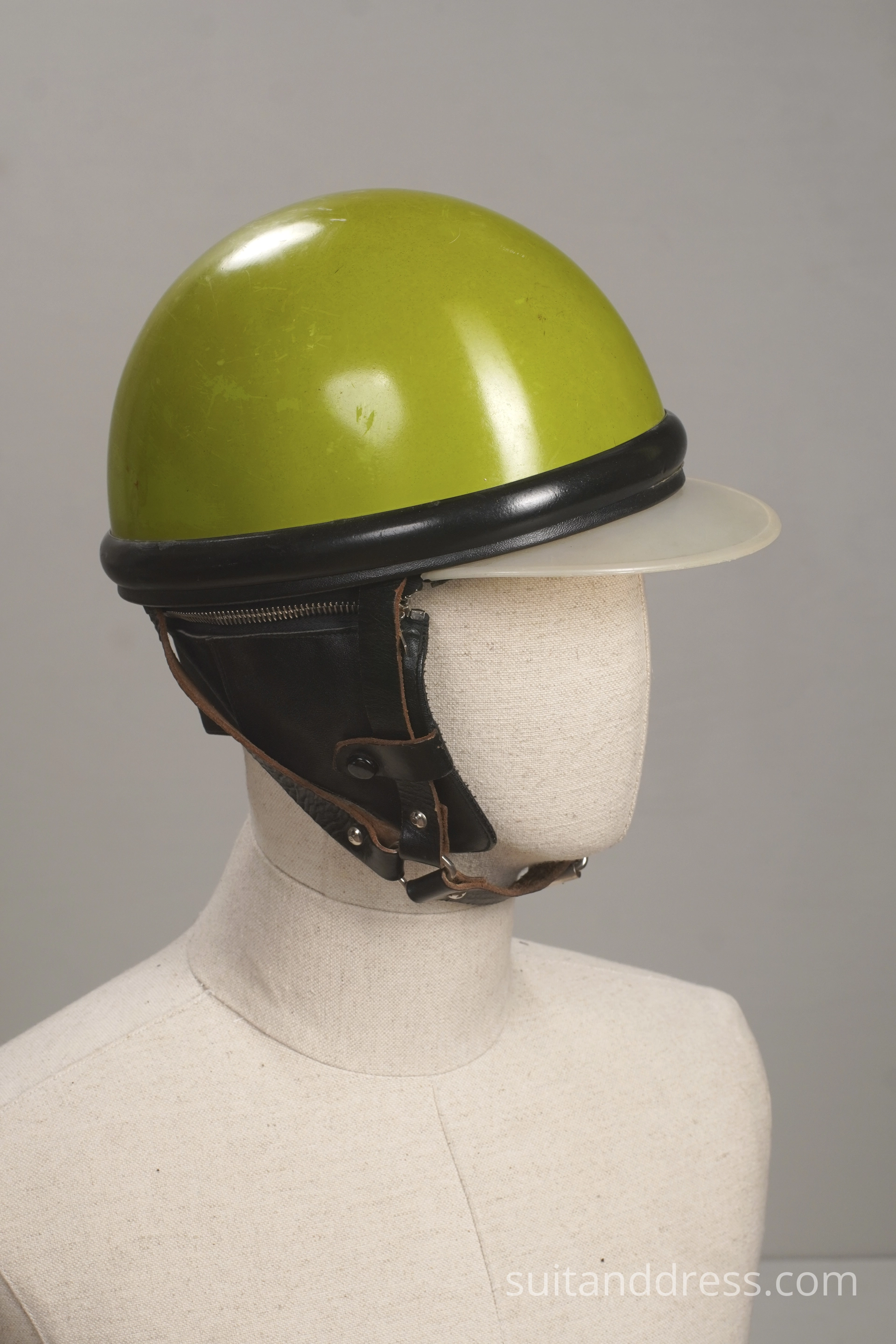 1960. 1970. gadi vintage moto ķivere retro motociklista ekipējums Valmieras stiklašķiedra vēsturisko tērpu noma