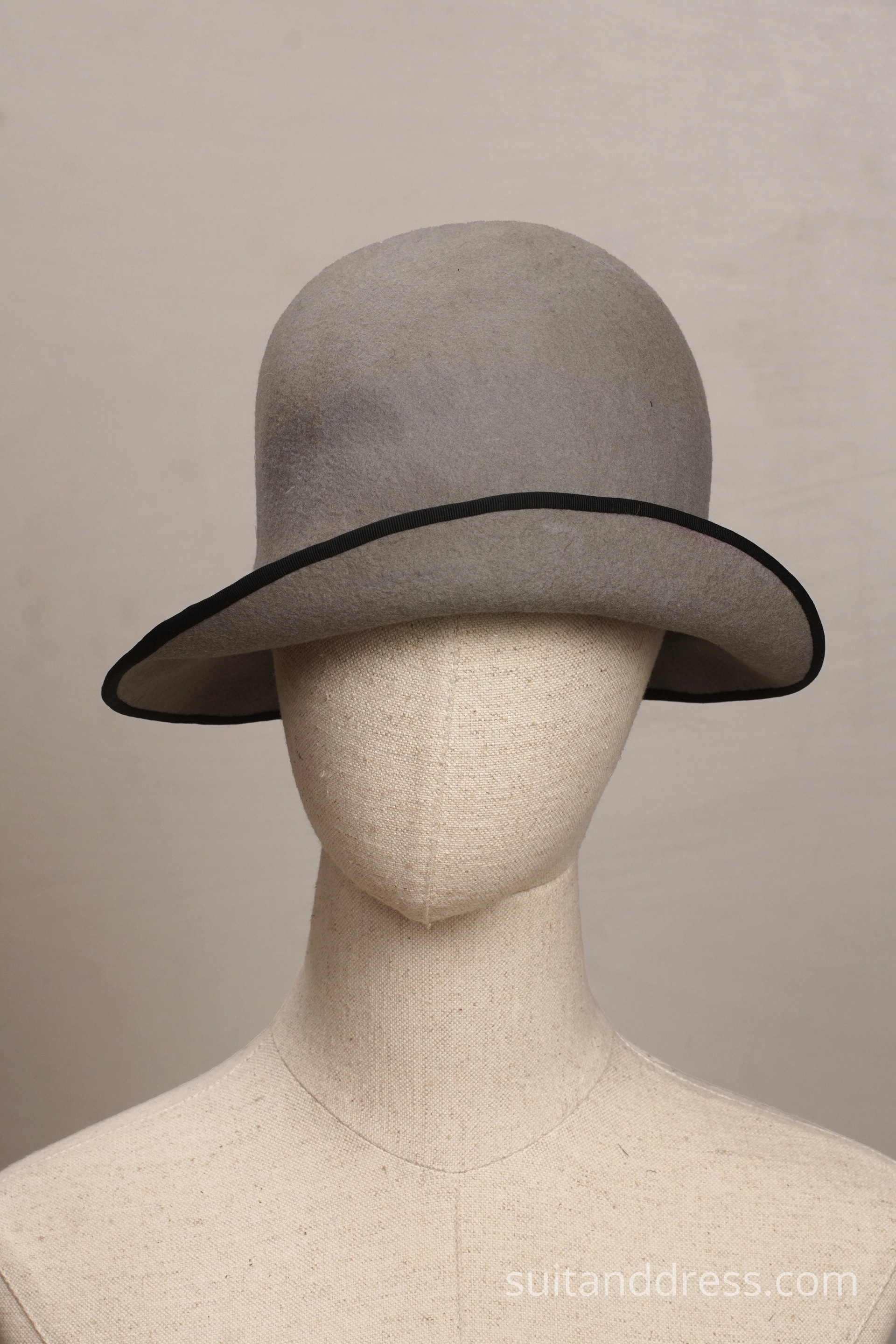 1920s felt cloche hat in light grey