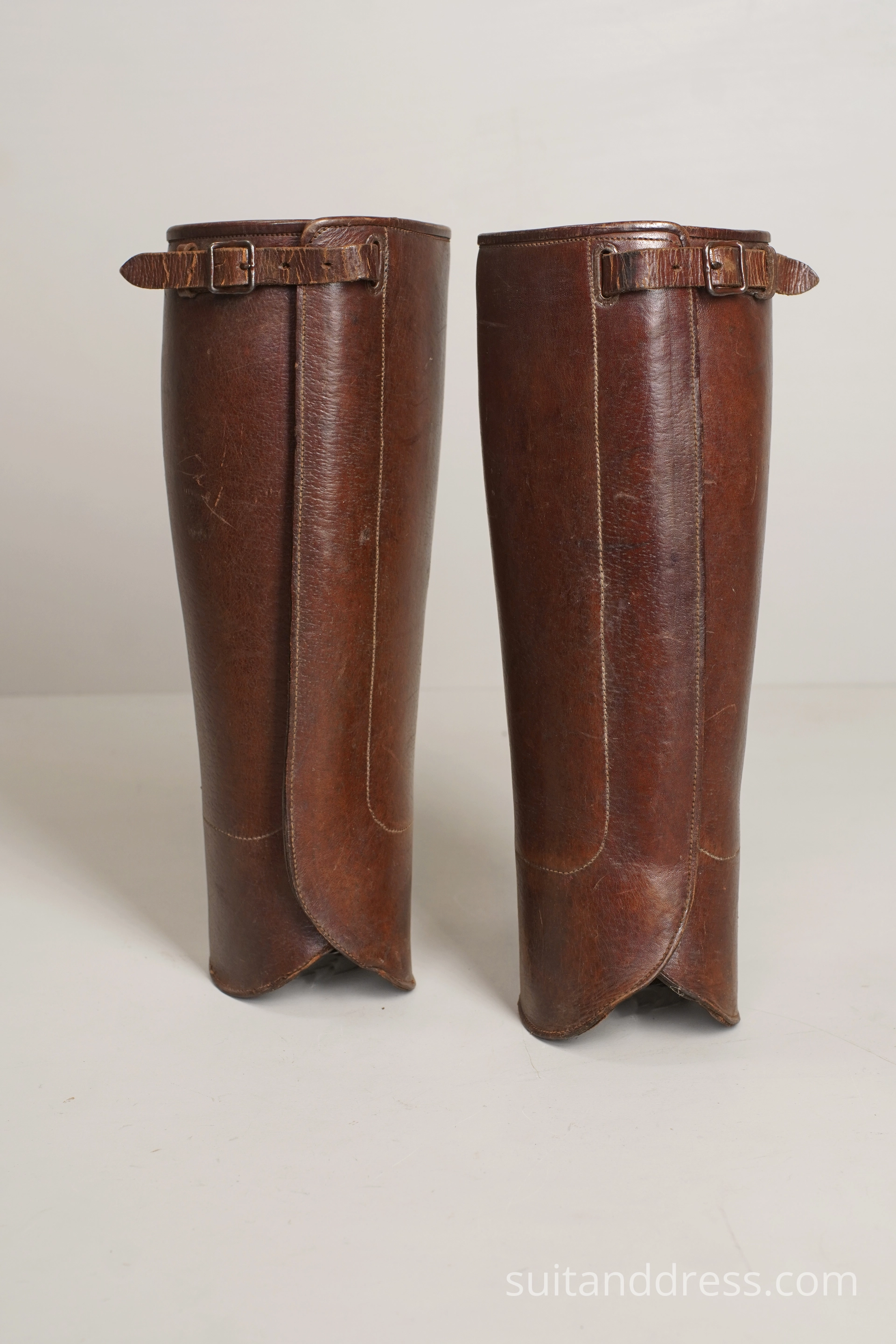 1900. gadu vintage jātnieku getras retro ādas stulmi jāšanai 20. gs. sākuma medību tērps dabas pētnieka kostīms tērpu noma Rīgā