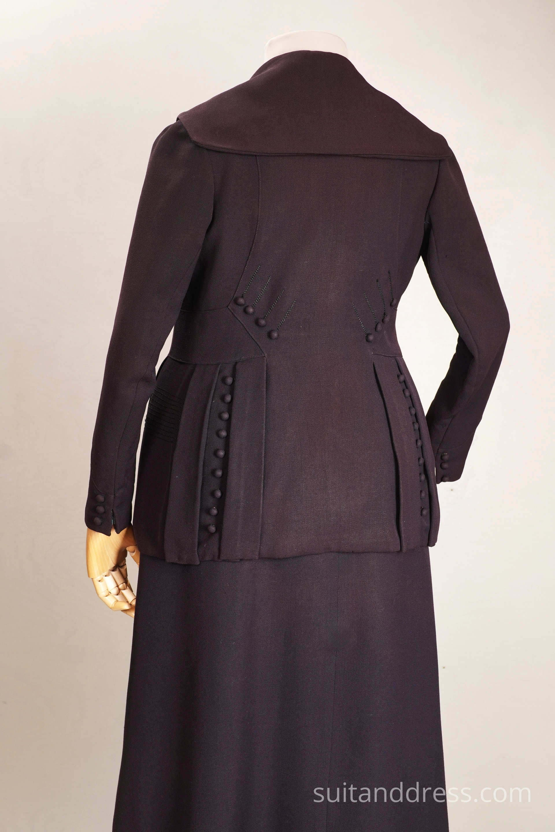 Edwardian walking suit button details 1910s style