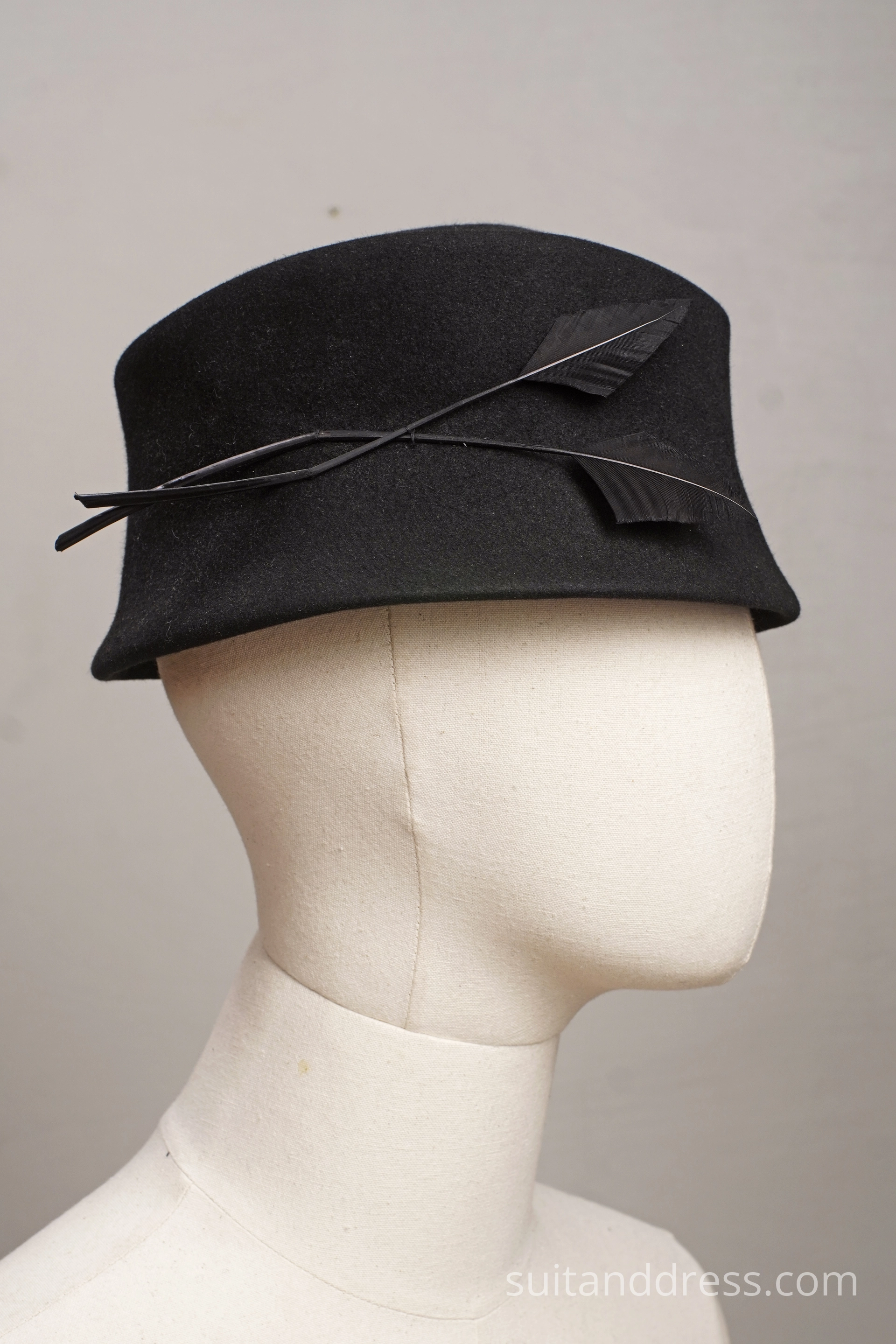 vintage 1960s felt hat with feathers