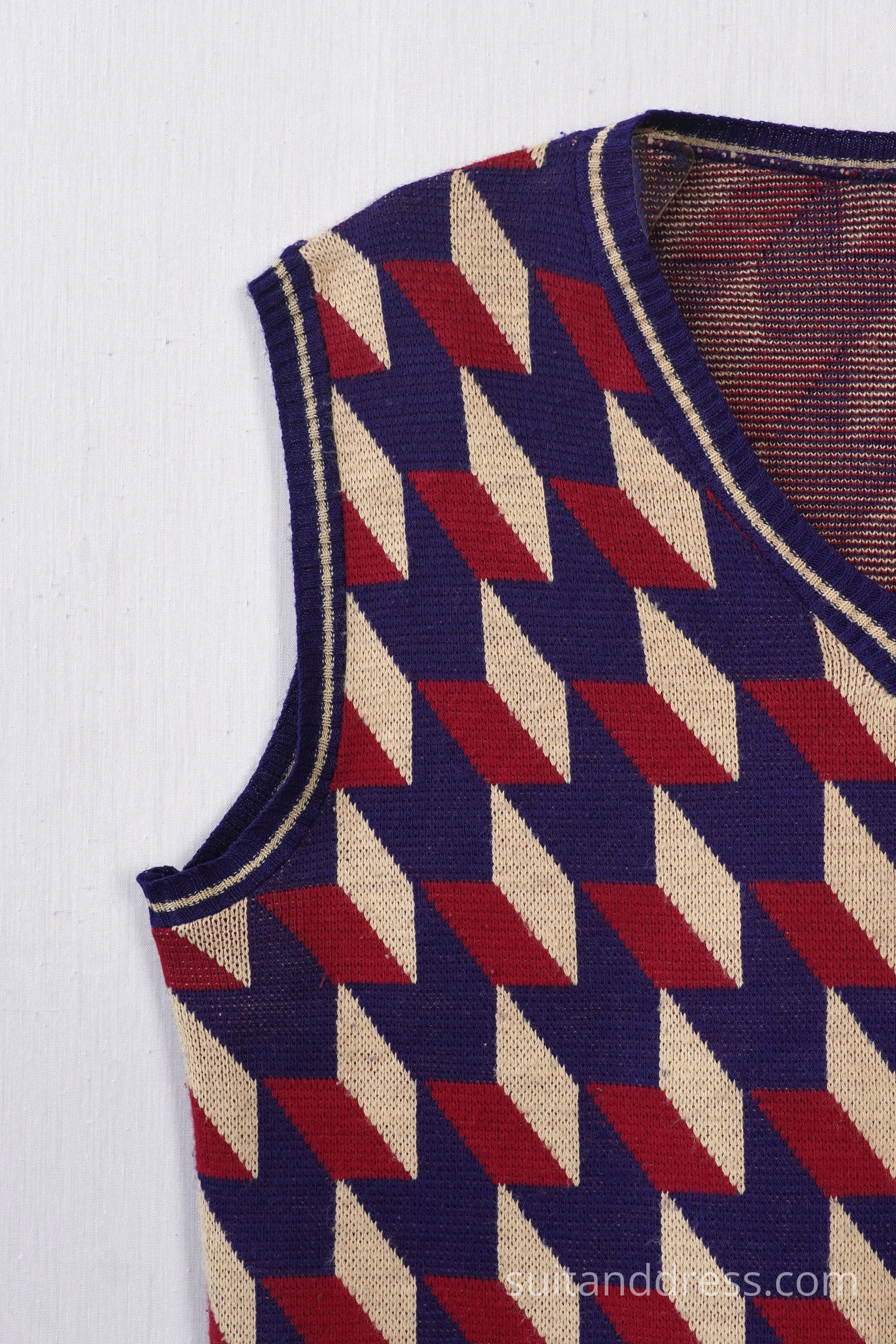 1970. gadu adīta veste ar ģeometrisku rakstu vintage retro kostīmu tērpu noma 70to mode