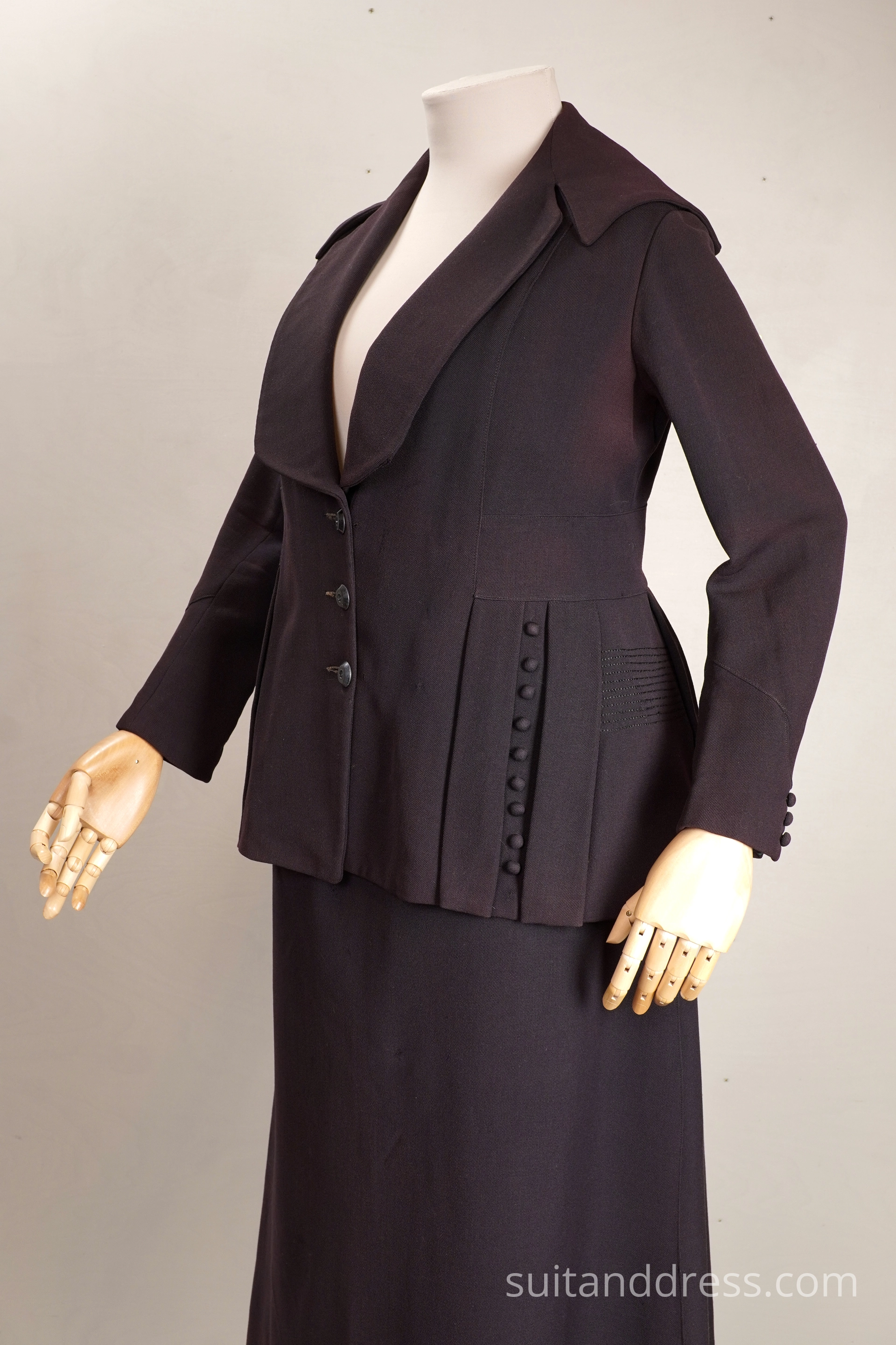 Edwardian walking suit button details 1910s style