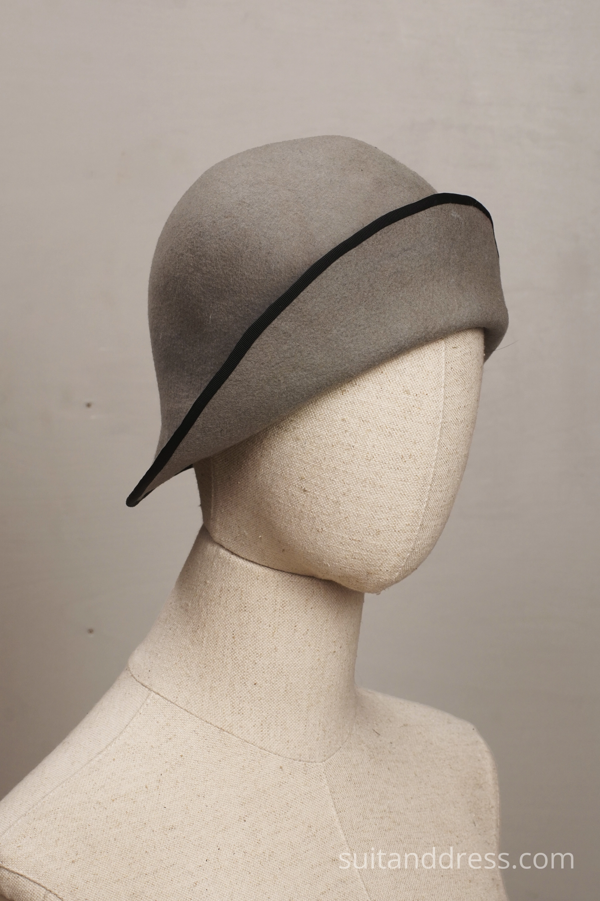 1920s felt cloche hat in light grey