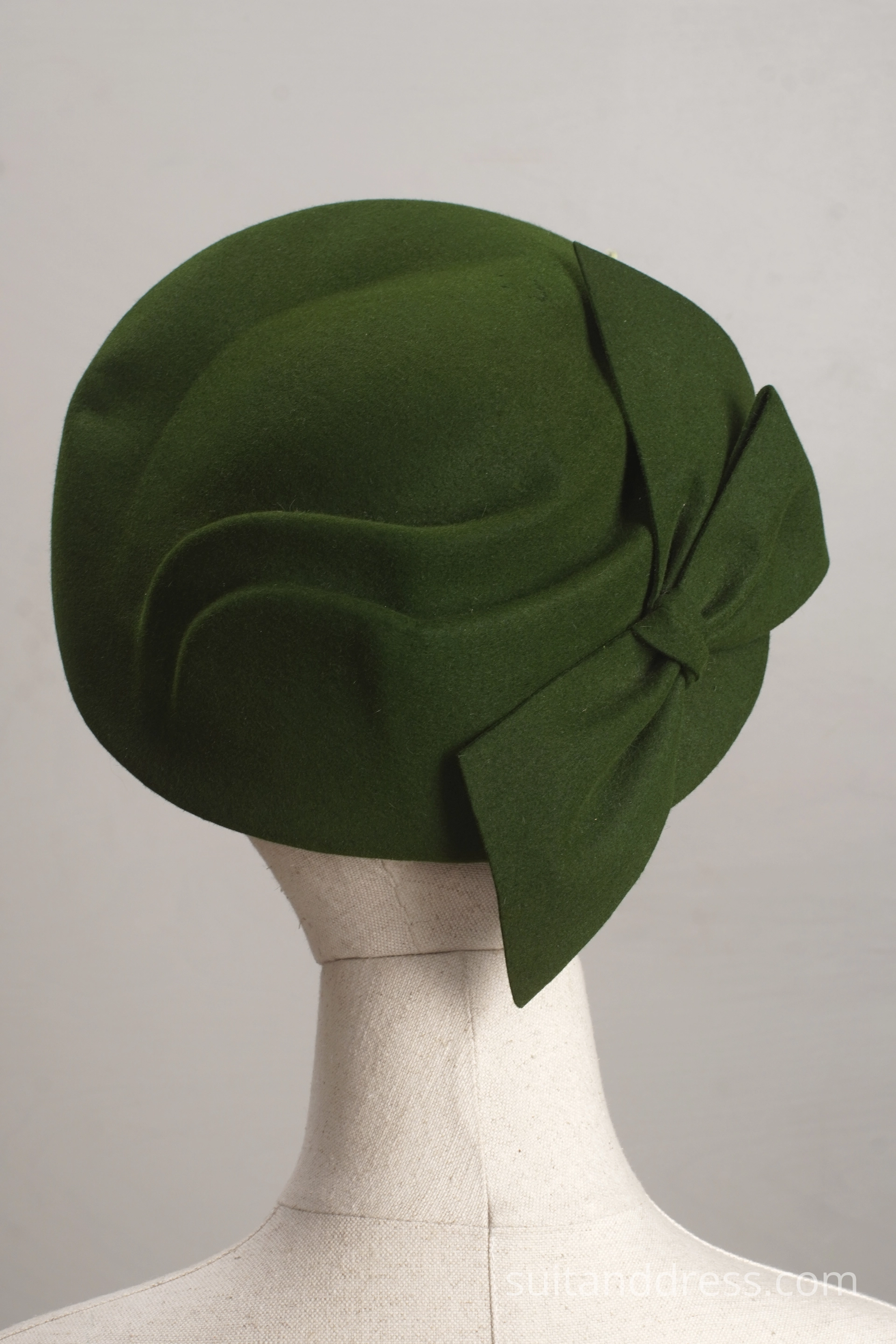 1940s sculptural felt art hat in moss green
